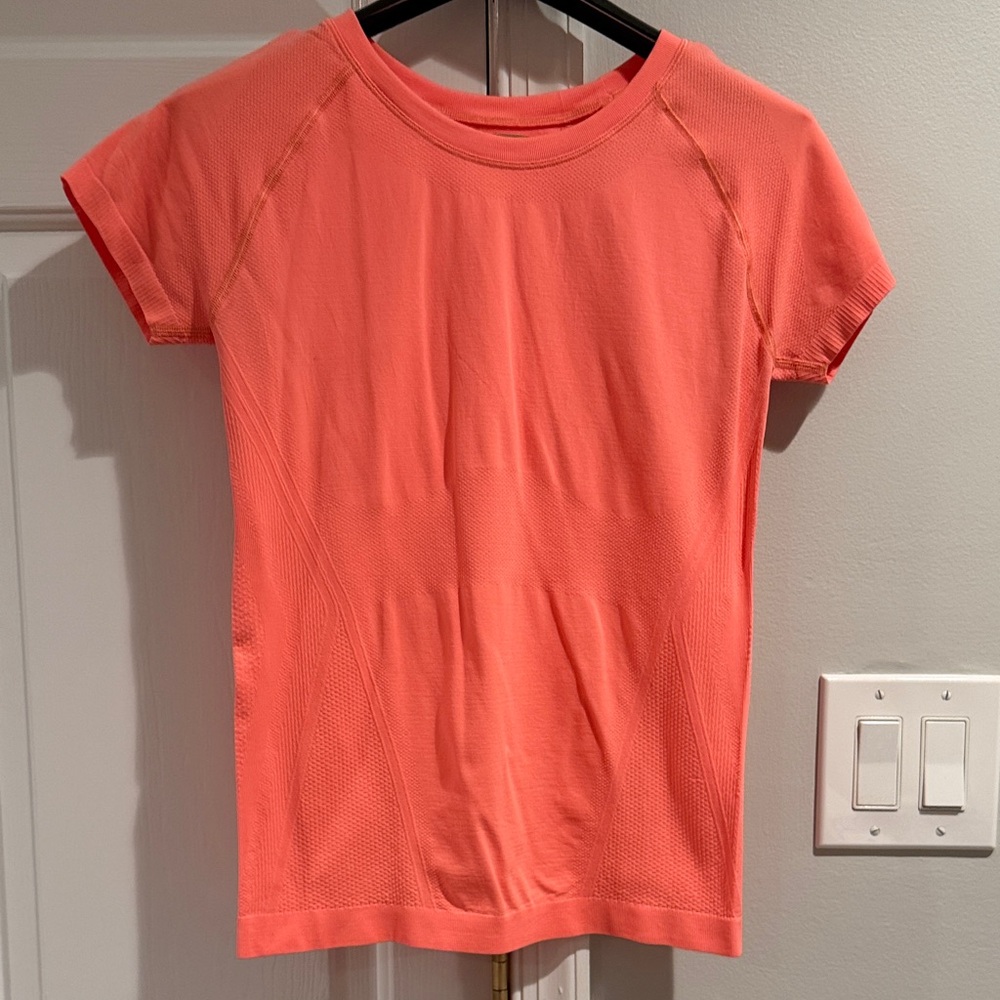 New without tags or label. Athleta Coral Short Sleeve Athletic Top. Size small.